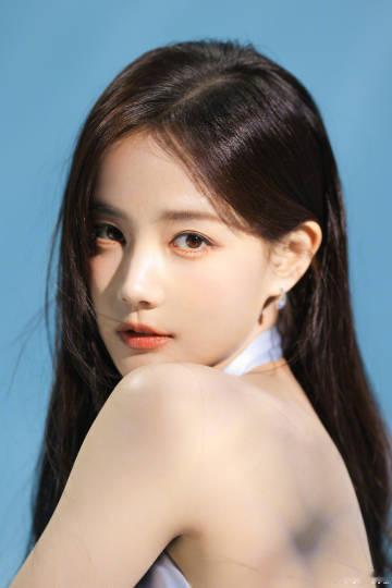 #李一桐紧急撤回一个直播事故# 手机里好多美照[哇] ​​​