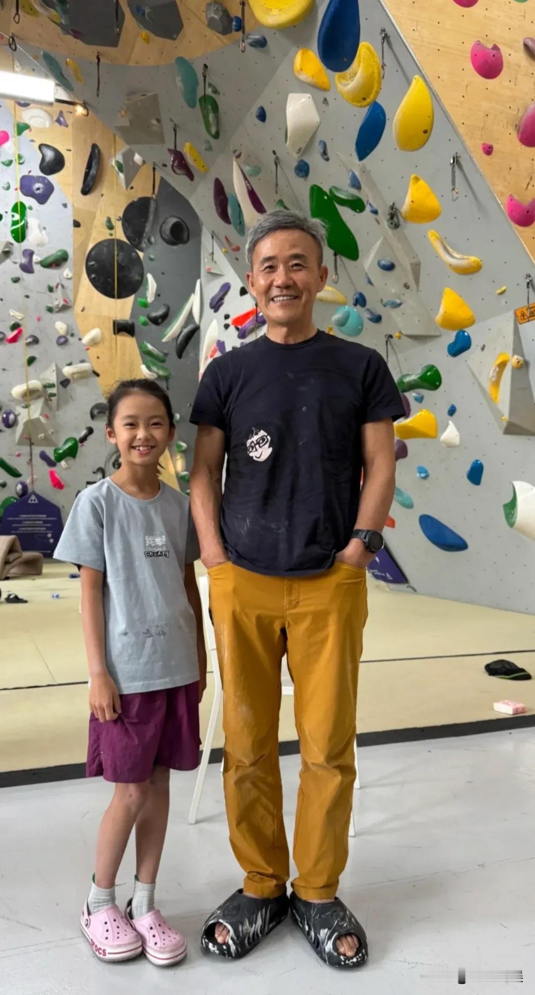 哇！
王石这是逆生长了呀，75看起来像57！
攀岩馆遇见王石，年过古稀的他，满头