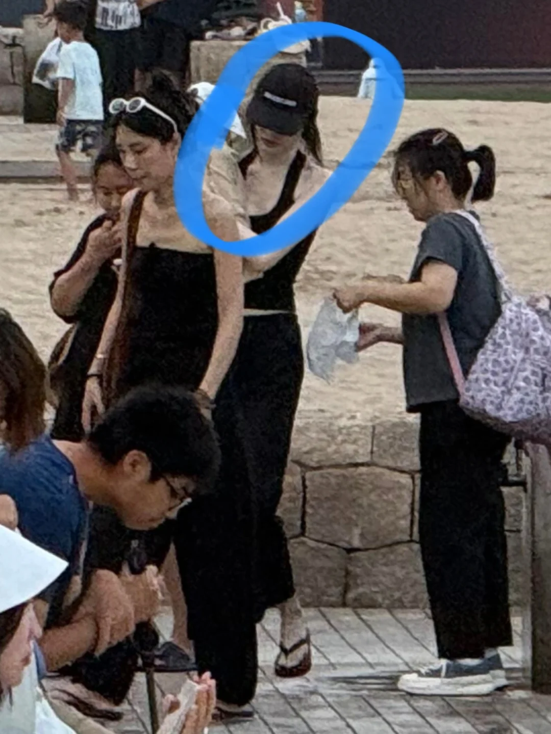 何穗带儿子沙滩玩耍！她好白啊