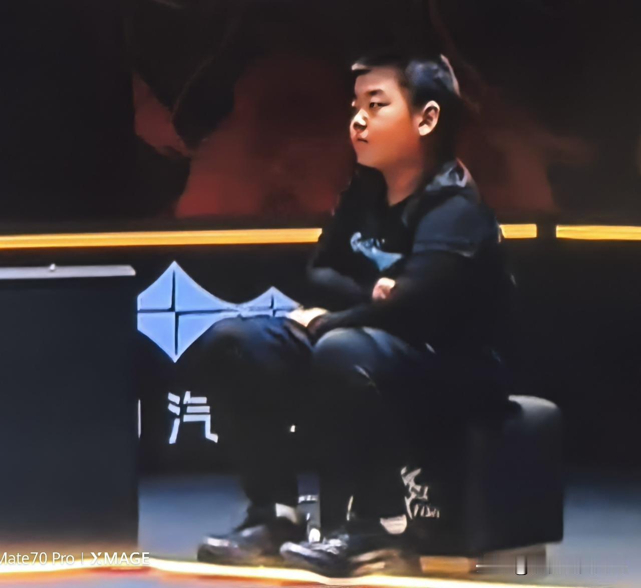 这就是传说中的第一球童吧！
央视转播镜头对准这个男孩子
足有八秒之多，很是罕见！