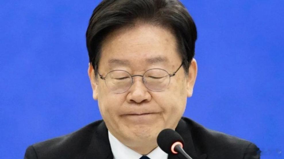 被特朗普拿捏七寸，李在明扛了半个月，还是对美“跪”了？被特朗普放了两次鸽子，李在