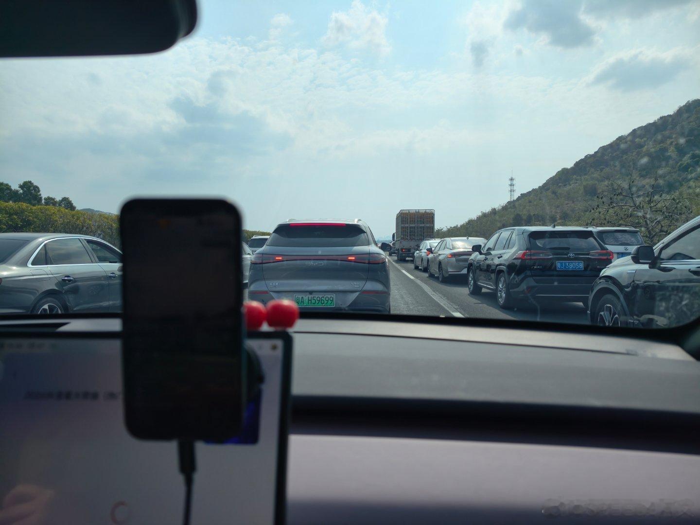 高速塞车太无聊了给大家开个直播（某抖）看看大聪明吧