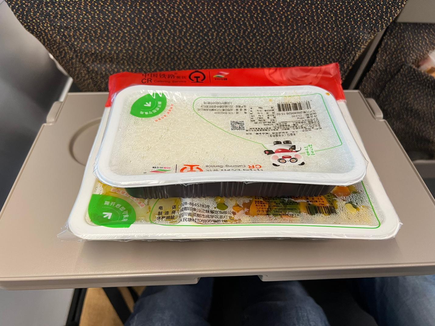 正在高铁上睡觉呢，我端着盒饭满车厢找我，太好了[泪] ​​​