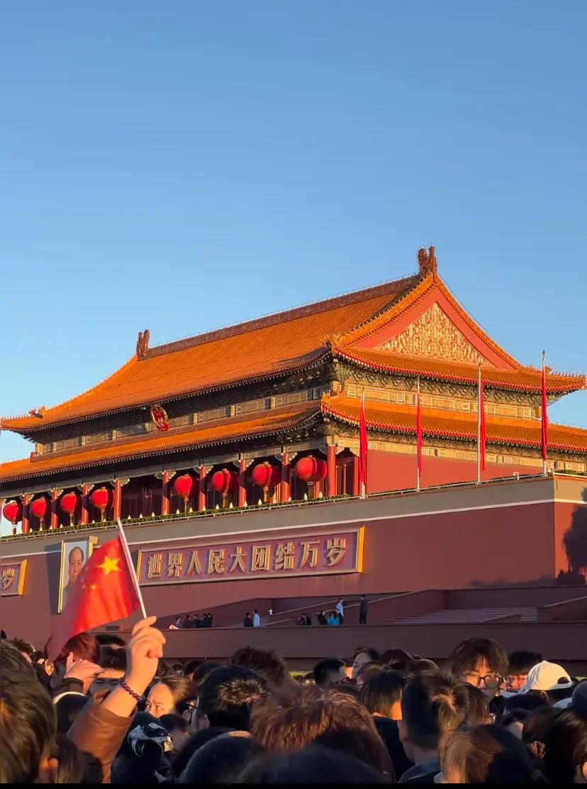 十一长假奔赴北京天安门，凌晨排队等候升旗。天南海北的游客齐聚广场，白发老人、亲子