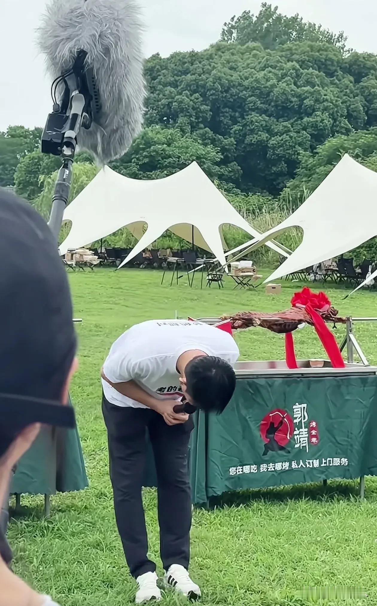 武亮90度深鞠躬当众表态：拼尽全力，绝不辜负峰哥！
 

真正靠谱的团队，最动人