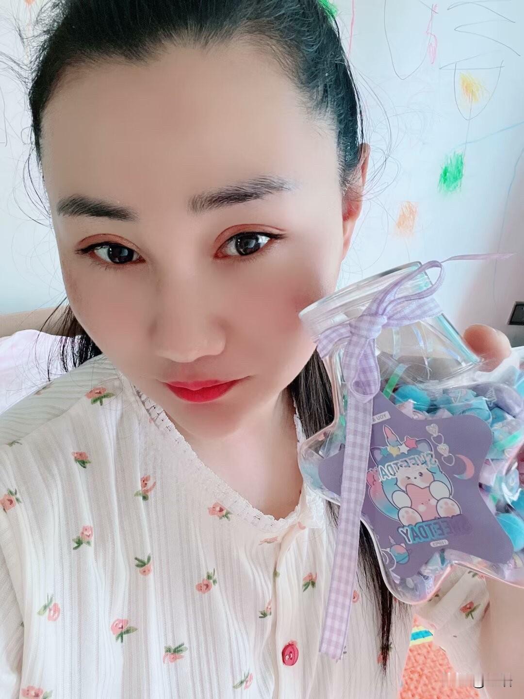 幸福从不偏袒任何人，它藏在知足的眼眸里，躲在感恩的微笑中。

春花秋月各有韵致，
