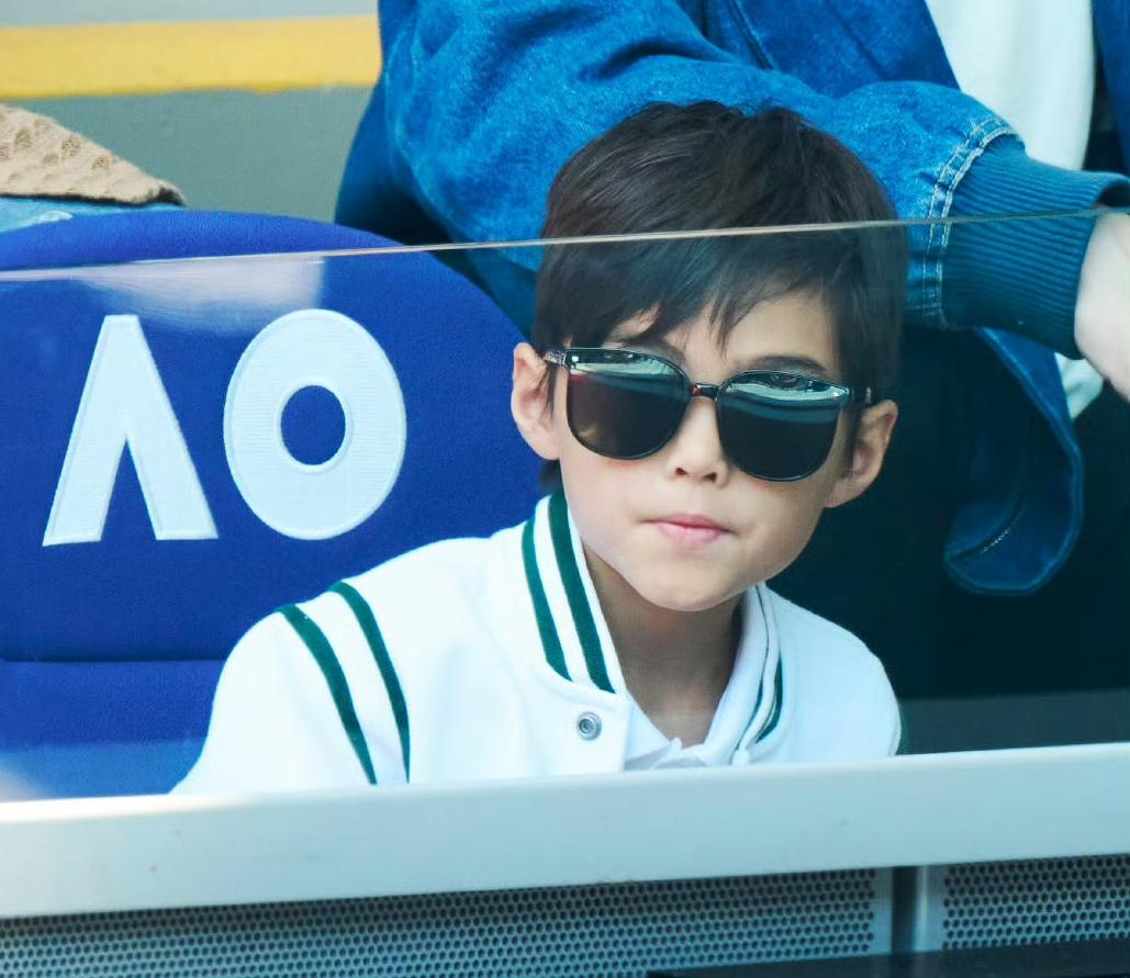 近日，周杰伦昆凌带8岁儿子观看澳网比赛，8岁儿子被拍到正脸照，照片中罗密欧坐在前