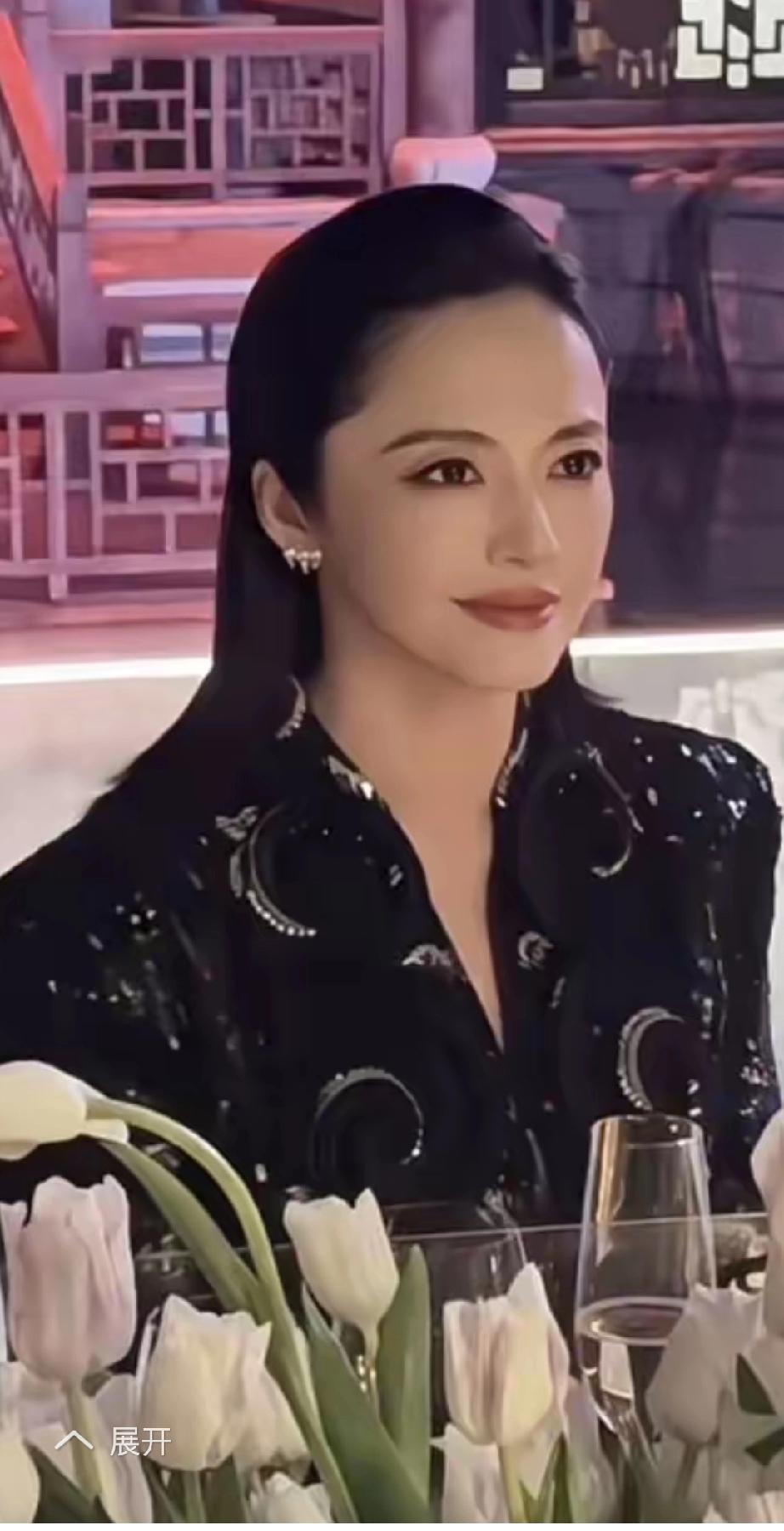 姚晨离婚后首秀，以紧致轮廓与强大气场惊艳众人！
她用状态证明：离开消耗关系，专注