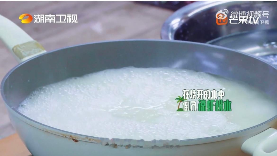 王俊凯中餐厅音乐厨房王俊凯做凉虾的BGM是从前中餐厅 他边做凉虾边放《从前》，背