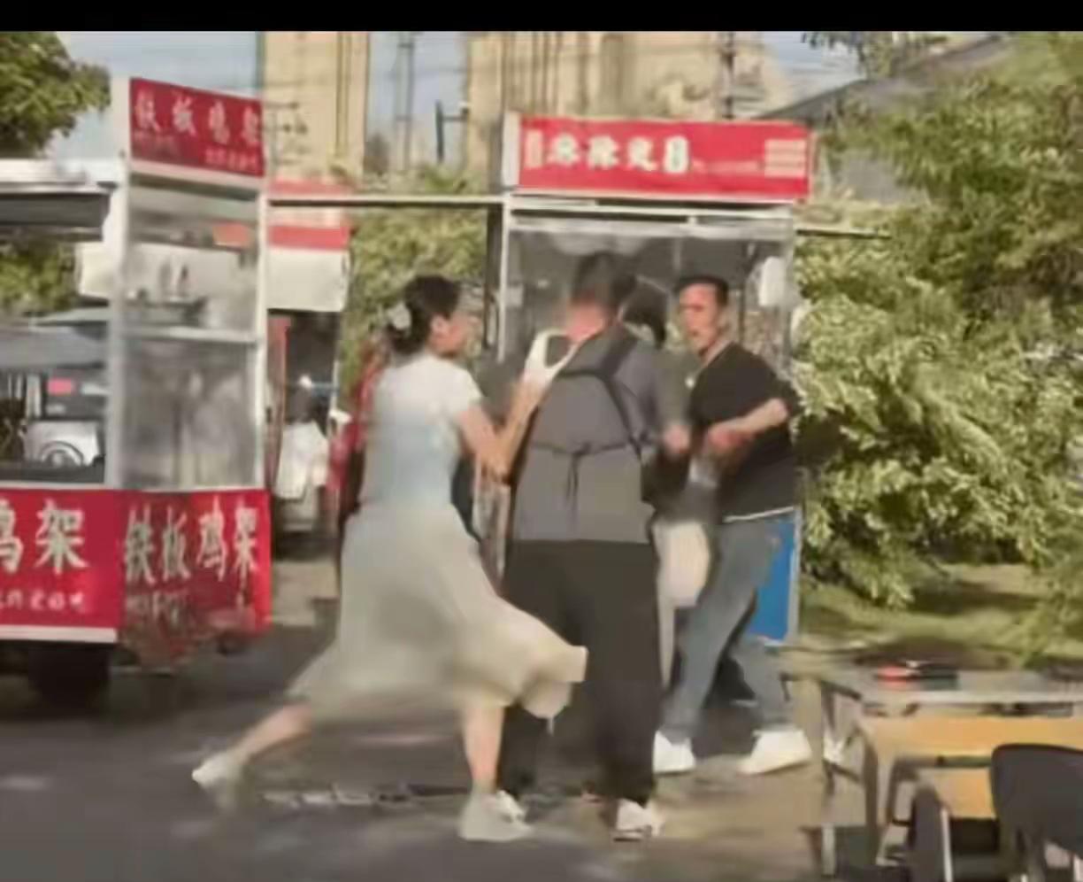 内裤套头！这个女的一战成名，这个男的估计一会辈子抬不起头。