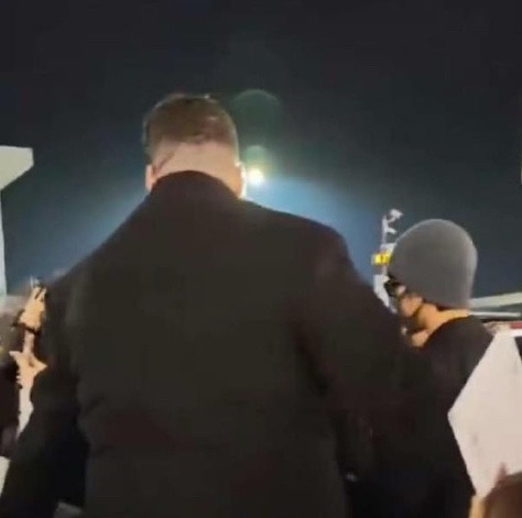 肖战的保镖这保镖也太有安全感了吧！肖战一米八的个在面前也显得这么娇小这个背影真的