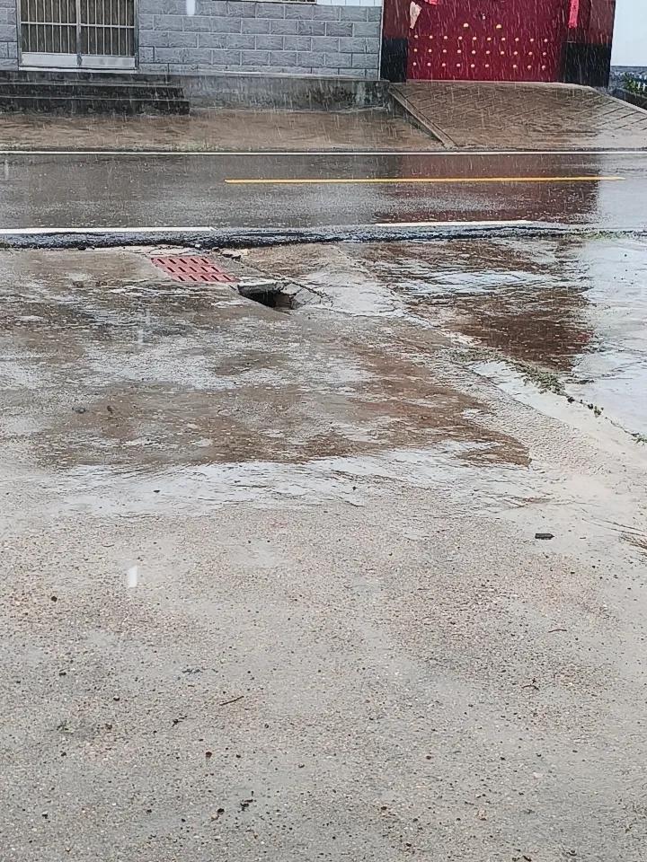 今天下大雨了！天气如此凉爽，不穿点厚衣服就冻的慌！
头条首发