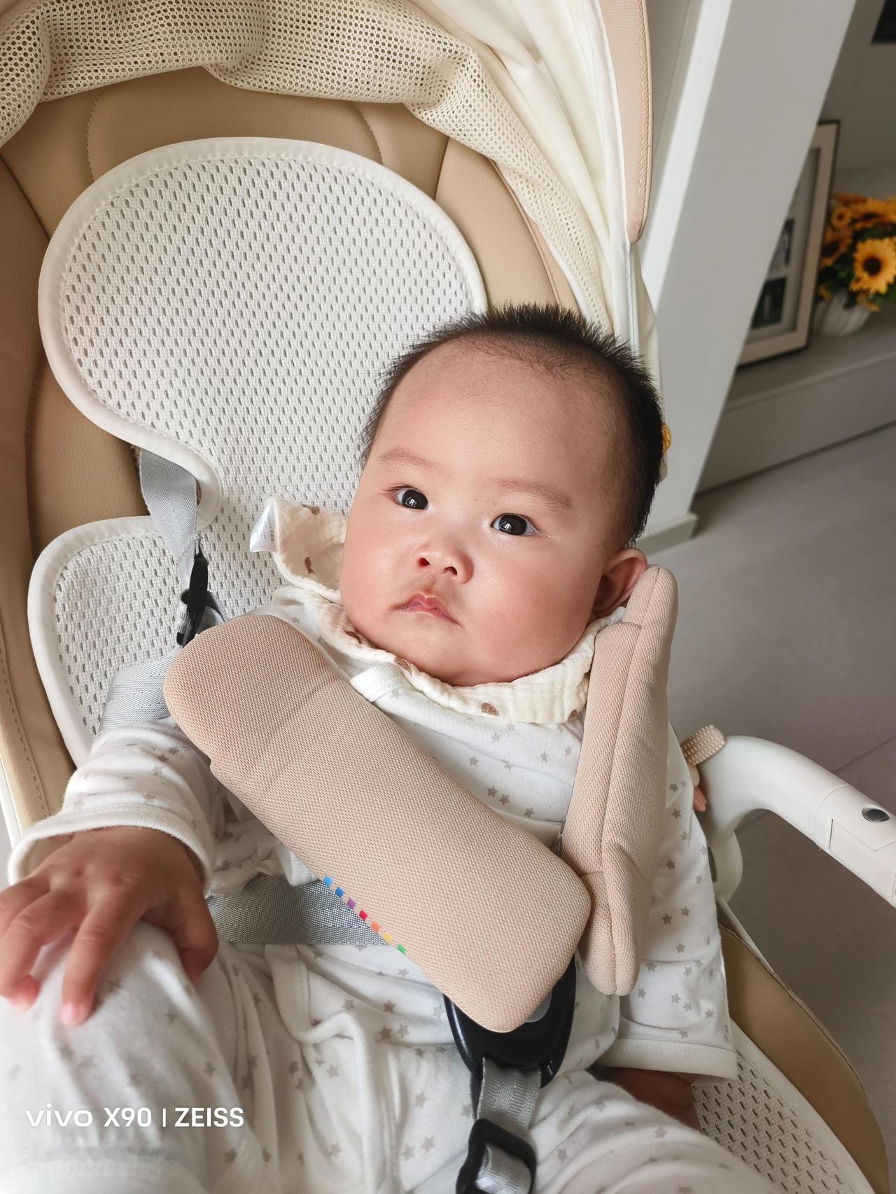 呦呦半岁了，与刚出生时判若两人，小孩子变化真大！！！