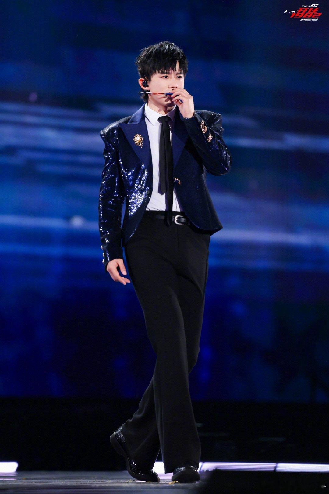 张杰200场演唱会含金量 青岛站《天下》现场，张杰即兴改词「这二百场，为你而唱」