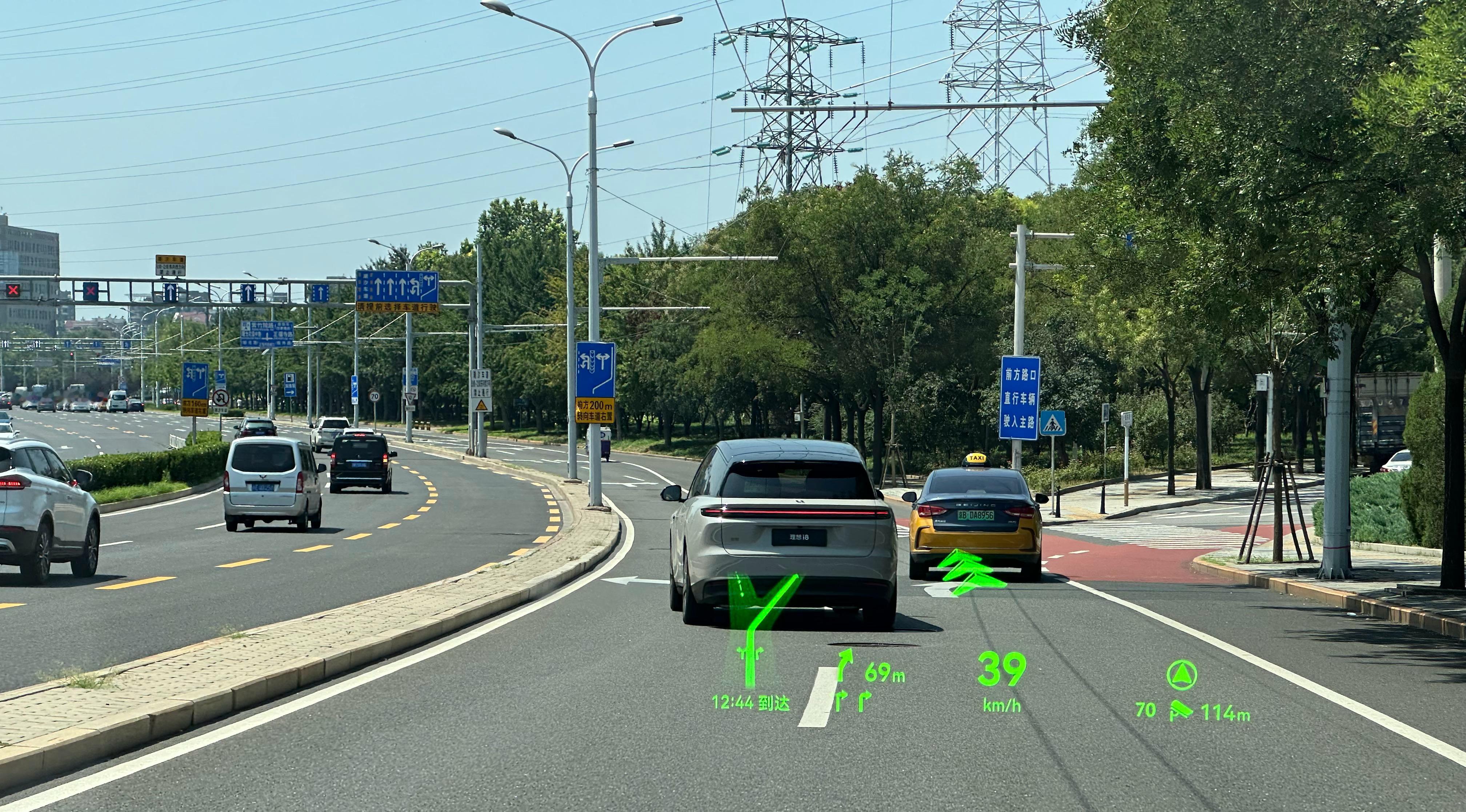 出来吃饭，遇到理想i8的试驾车，你们想不想看电动知士小伙伴门店试驾i8？ 就上次
