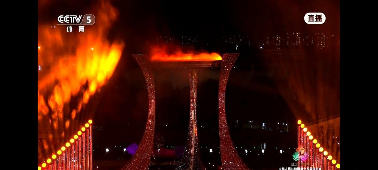 李克勤一开口，爸妈眼眶红了
 

今晚的开幕式，最炸的不是AR，是李克勤唱《红日