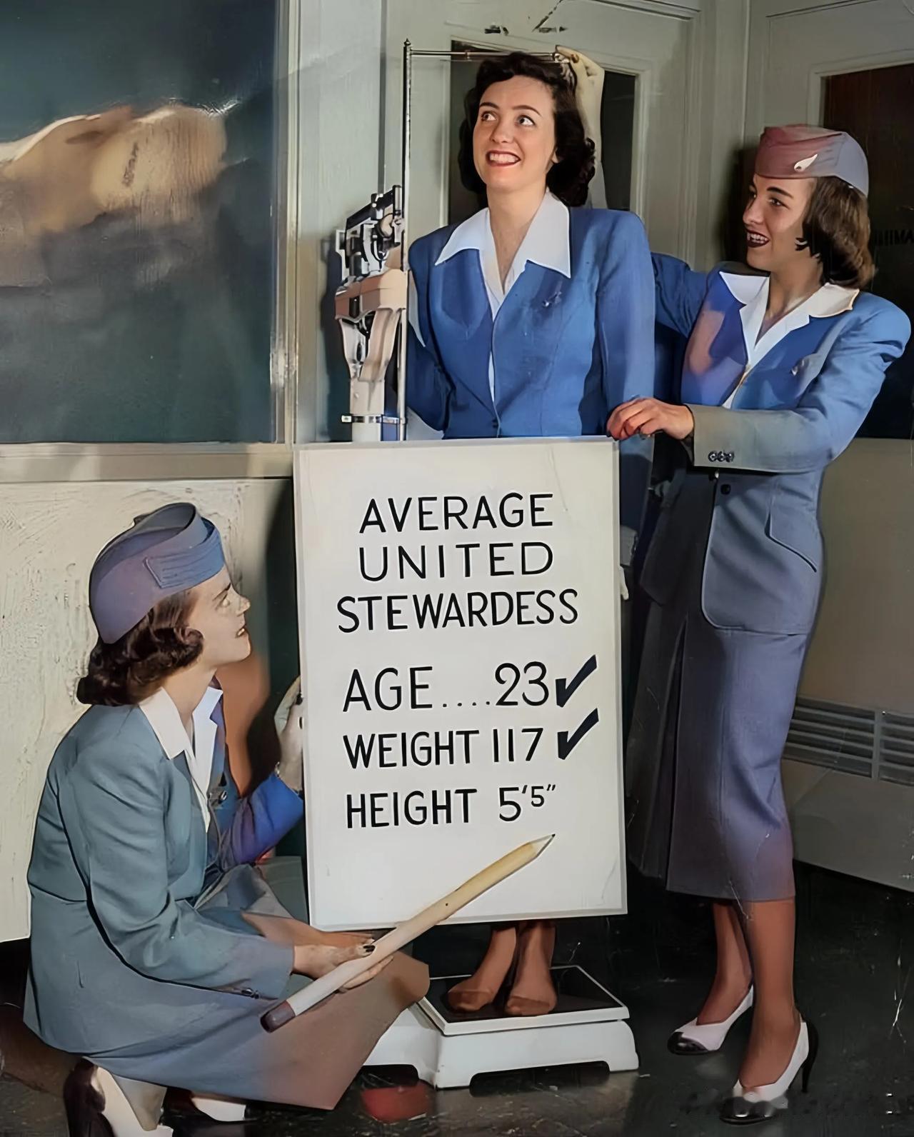 1948年，美国，三位联合航空公司的空姐，在查看她们的身体条件达标情况