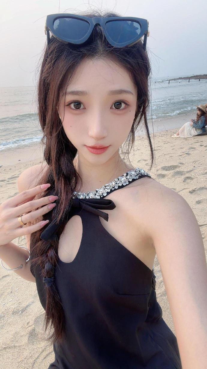 沙滩上穿丝袜可以防晒？有哪些女生日常好看穿搭可以借鉴 女人怎样穿搭，更显气质