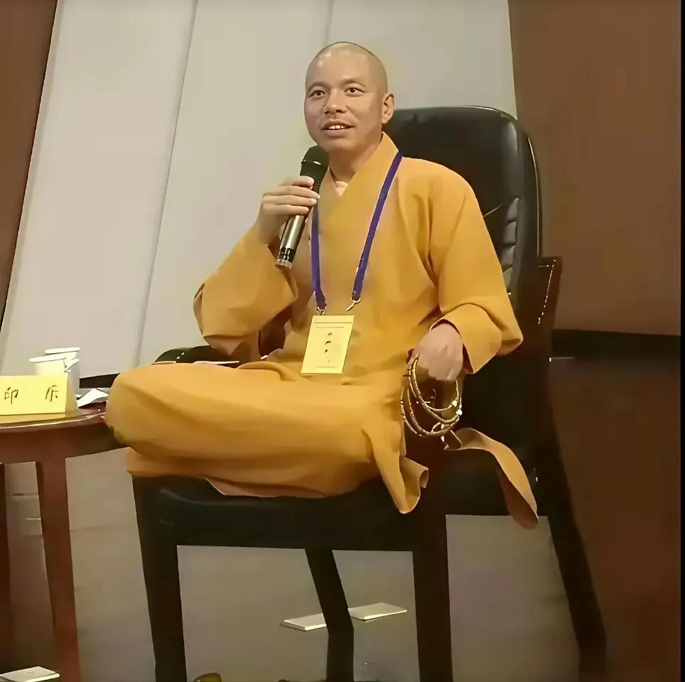 一个是盘腿而坐，形态谦虚

一个是翘着二郎腿，形态傲慢

这样的和尚，心中没有佛