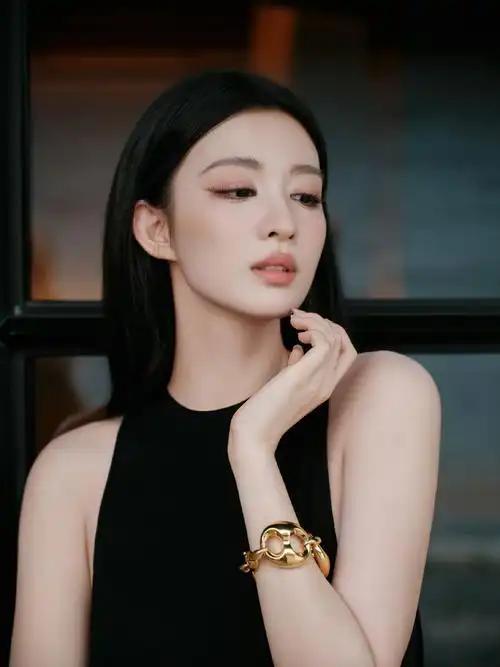 为什么现在没人追内娱小花了？
 
因为十年前的他们竞争太激烈，现在不少艺人靠资本