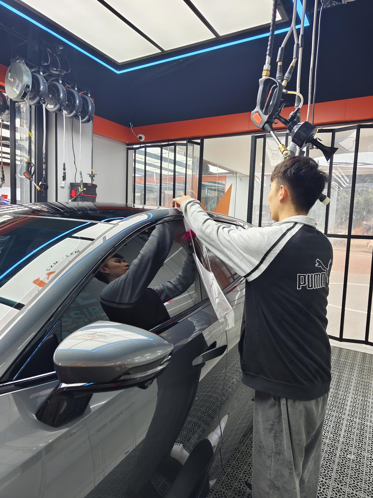 今天来江北办事，想着车子脏了，找个地方洗车。看到这家店有活动，普洗+AB柱车衣体
