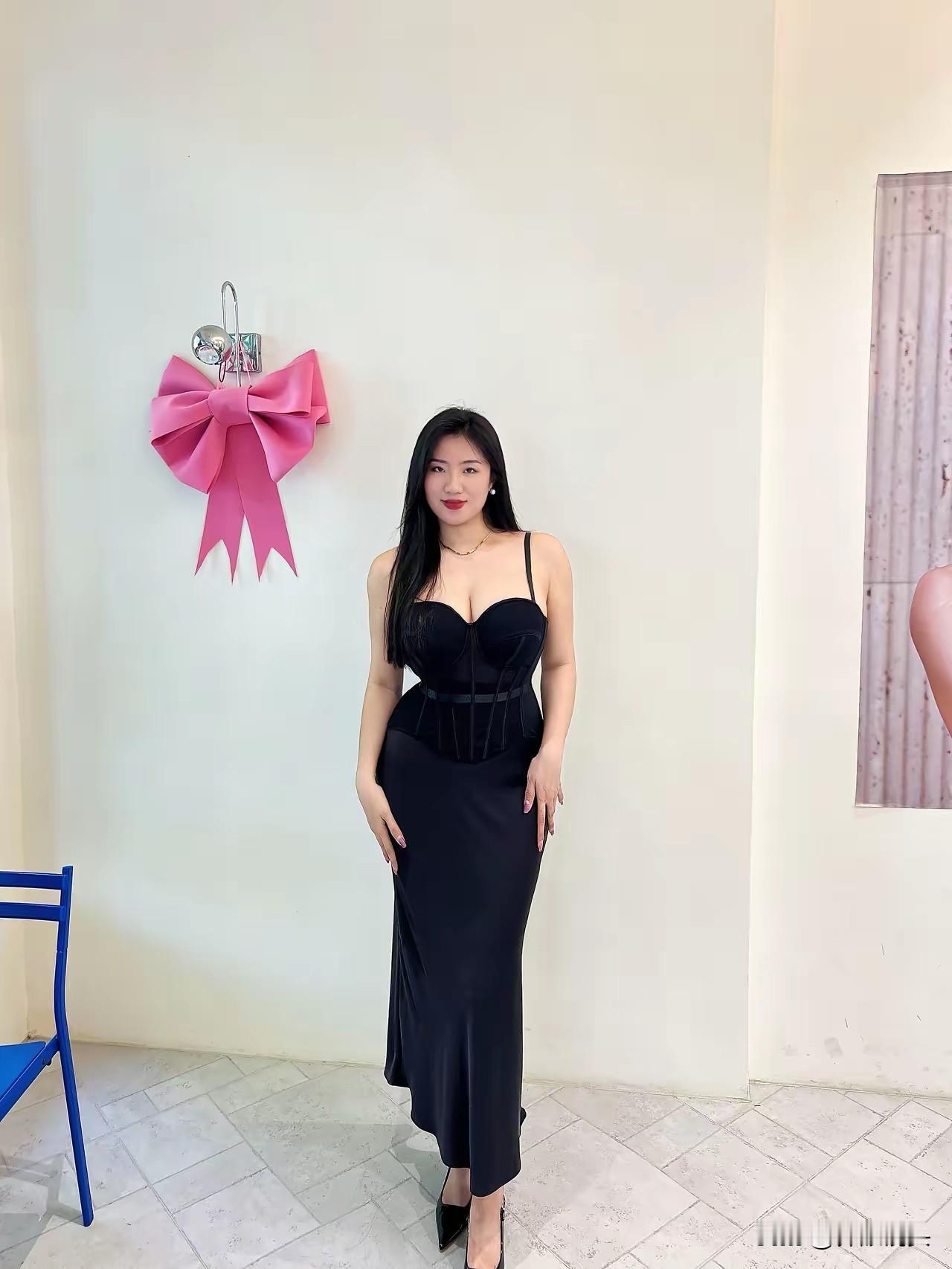 优雅黑裙，气质满满，快来get同款！👗✨