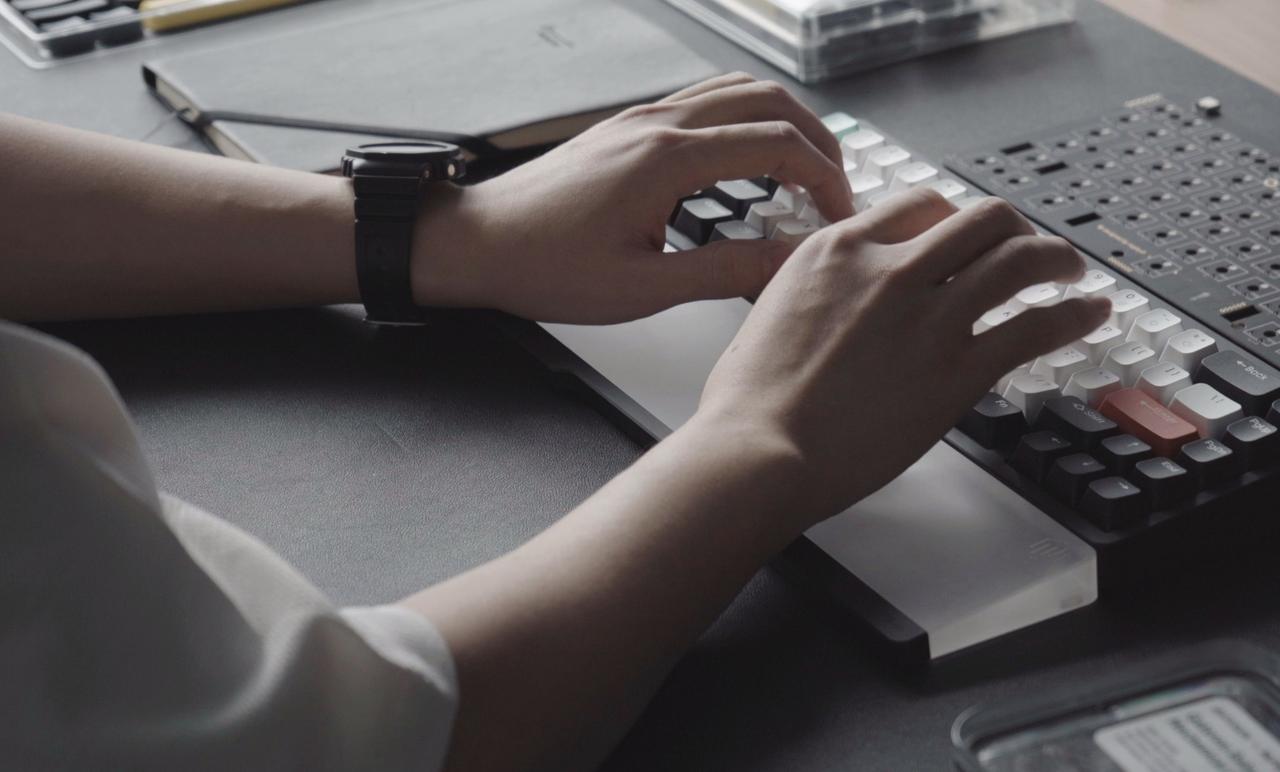 这种新型诈骗一定要警惕！
女子遇陌生人求助念卡号，
差点背上巨额网贷：任何时候不