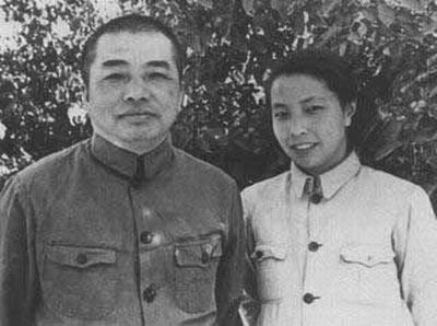 1962年，浦安修提出和彭老总离婚，彭德怀切开了一个梨子，说道：“你要是相信我，