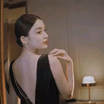 娜扎喜欢展示她的美背，确实，娜扎背部线条柔和，骨感美！