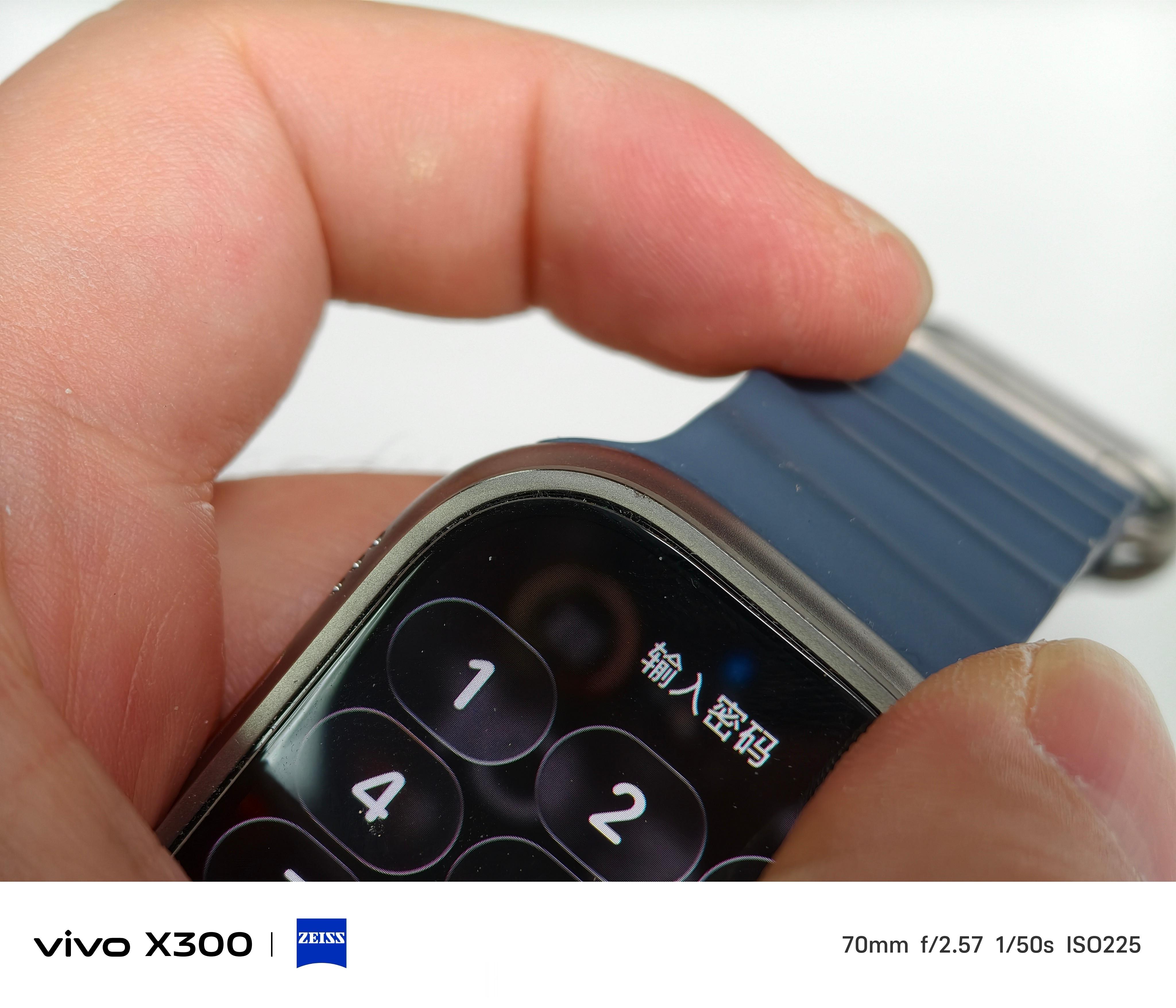 钛合金也不禁磕，手表已经有两处磕痕了