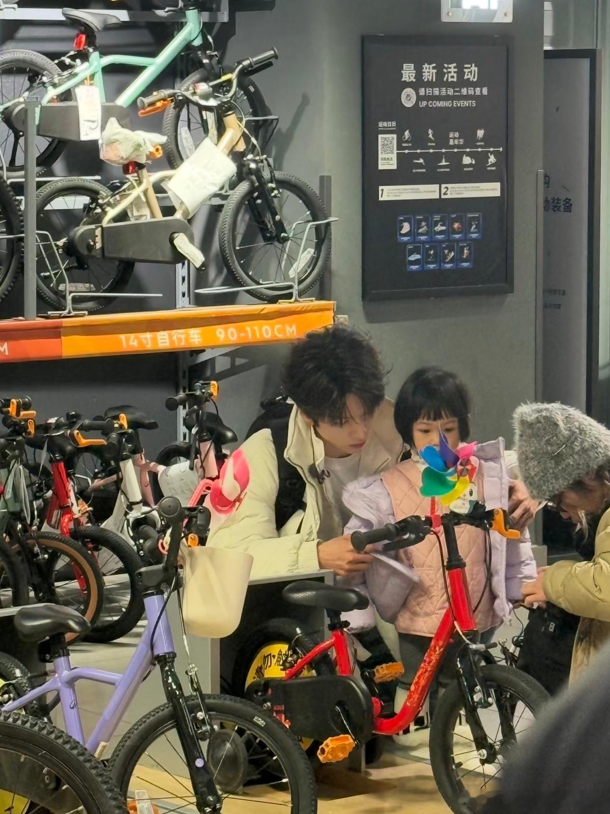 他们俩真的好像，很少看到外甥女这么像舅舅的而且果果真的是个天使宝宝，又乖又听话余