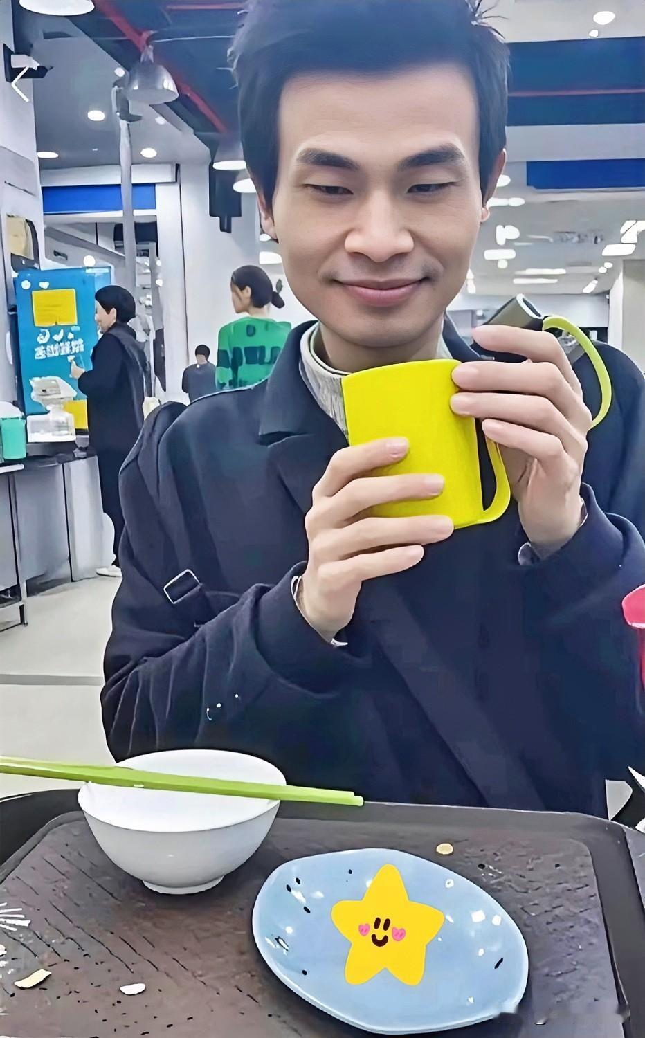 说韦东奕“不讨人喜欢”，
这逻辑听着就挺逗的。

就因为人家顿顿白饭咸菜、不爱社