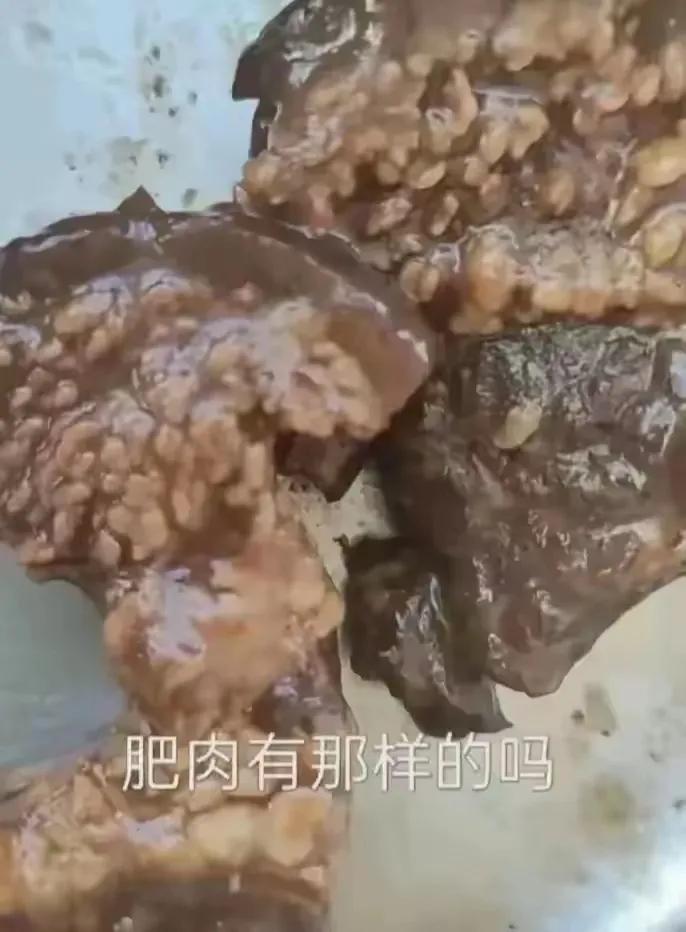 这肉看着好渗人啊！
怎么疙疙瘩瘩的？
这竟然是学校食堂给学生吃的肉，
这样的肉能