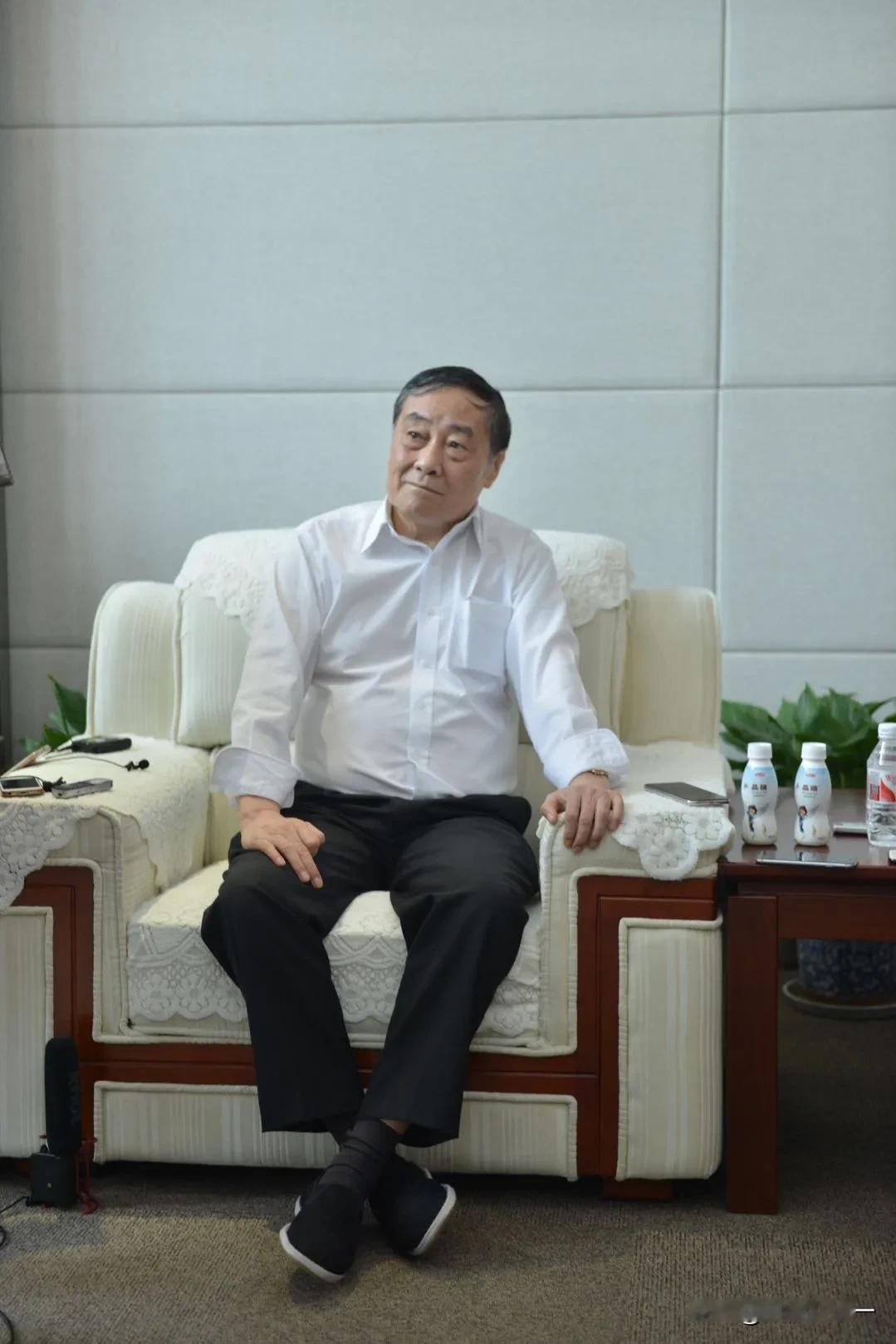 一次，宗庆后接受采访时被问：你挣那么多钱的目的是什么？宗庆后的回答振聋发聩，网友