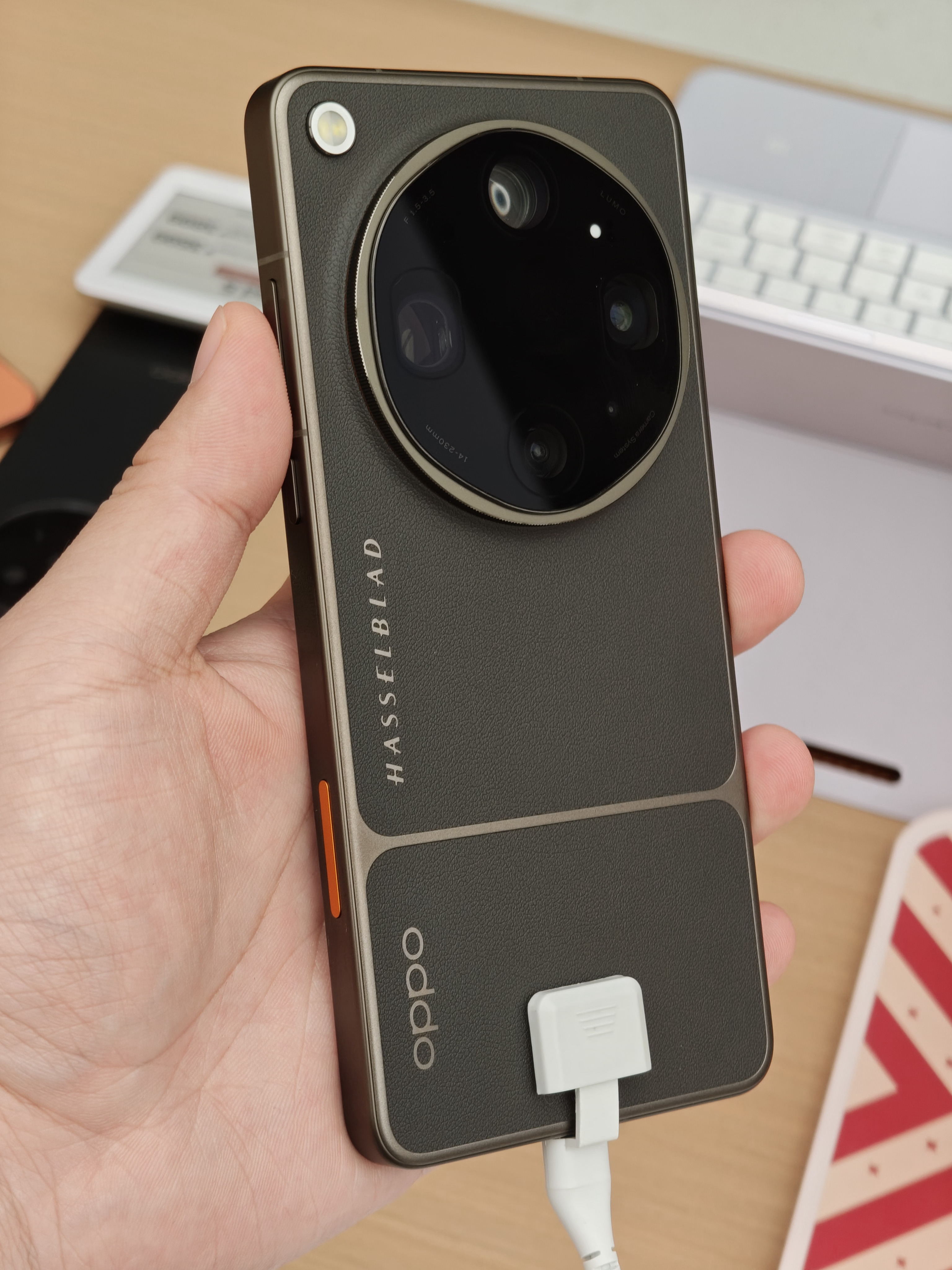 来体验店盘一下 OPPO Find X9 Ultra。这个拼色设计其实还可以，不