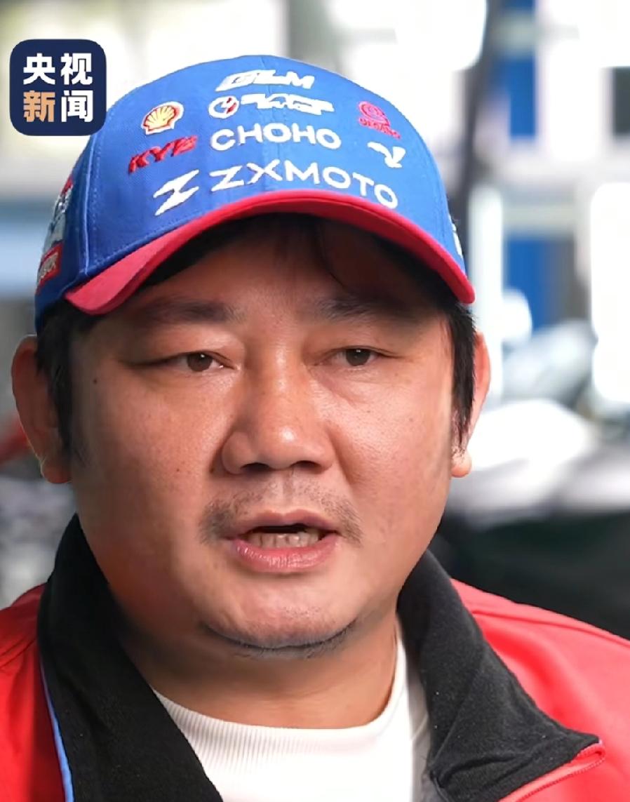 张雪与谢广坤，长得太像了！特别鼻子、嘴巴，简直一个模子刻出来的，还有脸型，眉毛、