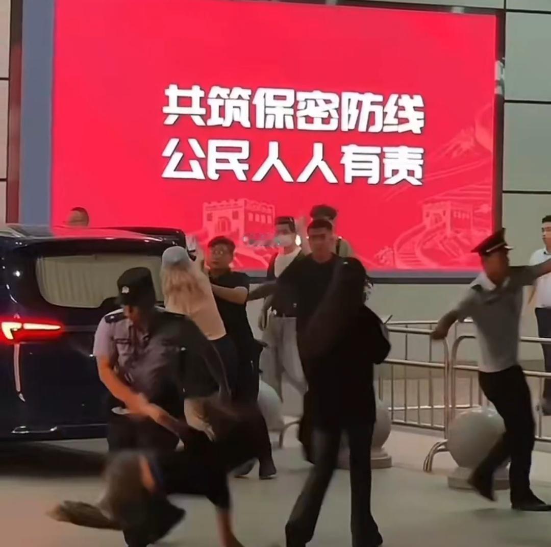 非知名明星的一名女粉丝，还想冲上去见自己的偶像，结果，大家看到了。保安大哥没有丝