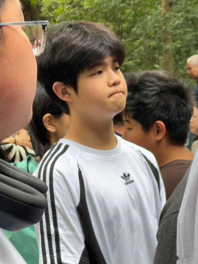 沙溢胡可一家在国庆期间出游，安吉比沙溢还高了，真是时光如梭啊 ​​​