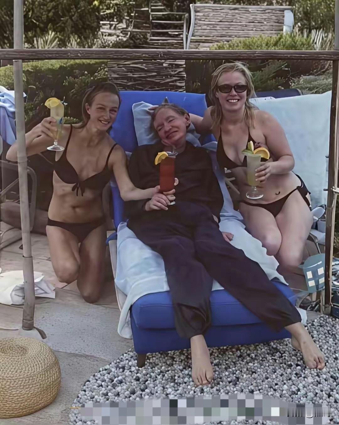 这货当年被浙江大学请去演讲，路过大礼堂我还透过窗口瞄了几眼，看着他的畸形狗爪半天