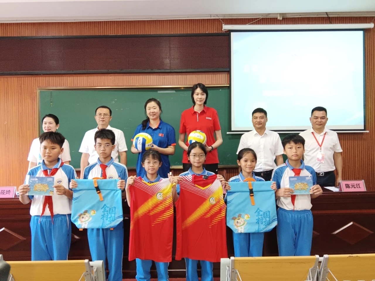5月9日，2026年全国和美乡村排球嘉年华（村排）期间，女排奥运冠军张娜、赵蕊蕊