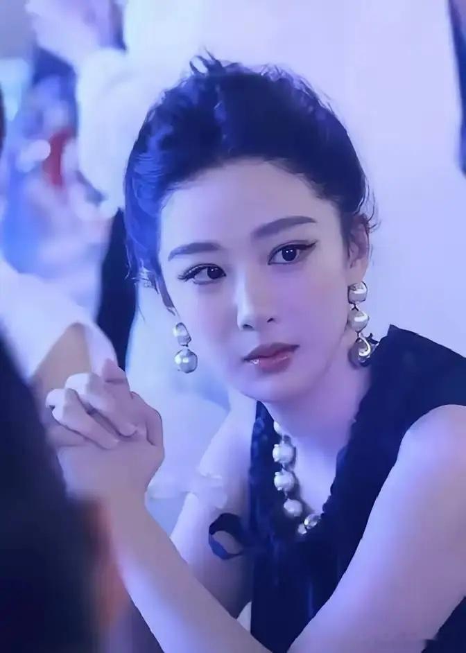 杨紫真的太会搞事业了！杨紫真的太清醒了！明明有2000万的片酬，她偏偏主动降到5
