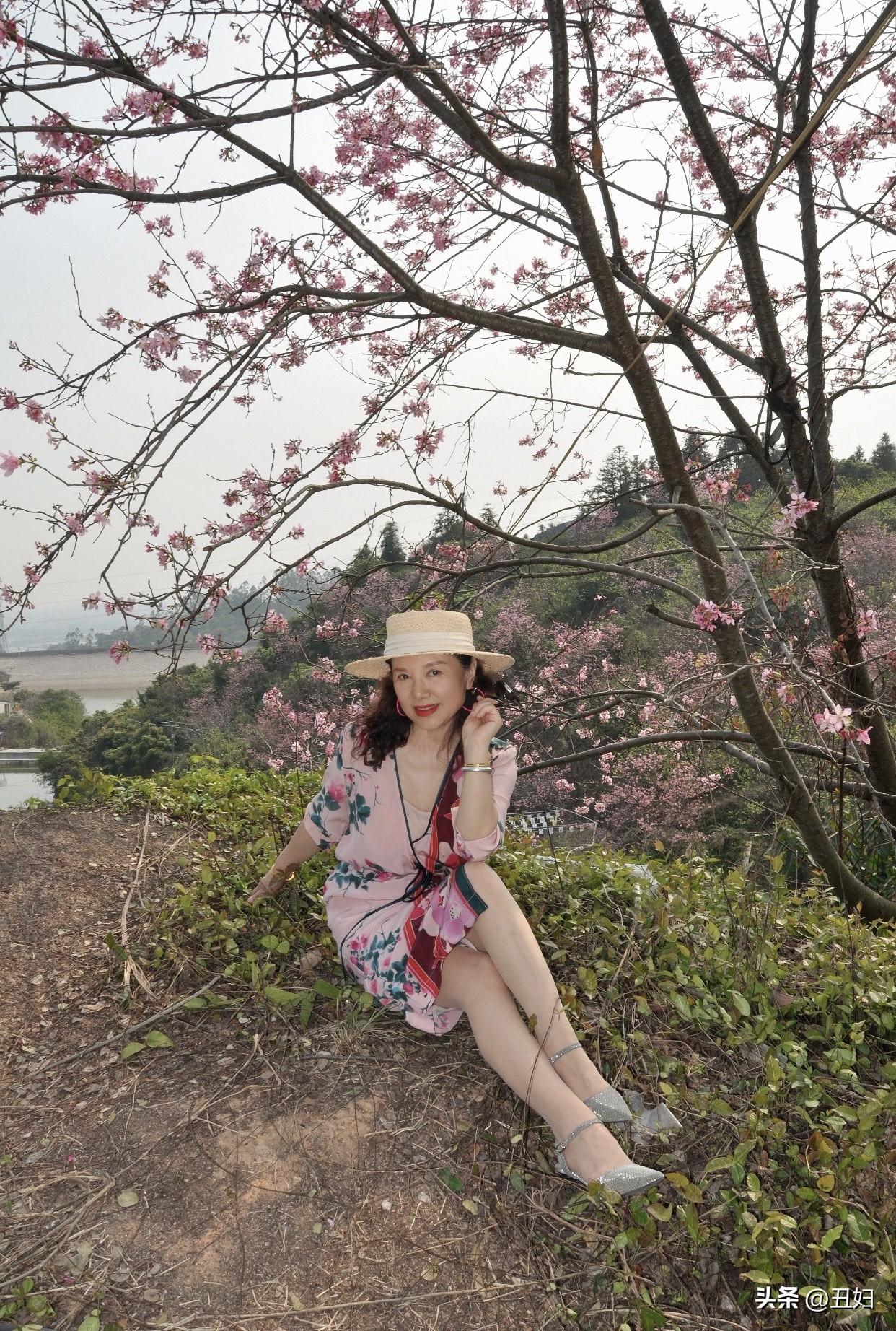 有魅力的中年女人有什么特征?有魅力的中年女人特征超明显。首先是情绪稳定，不像年轻