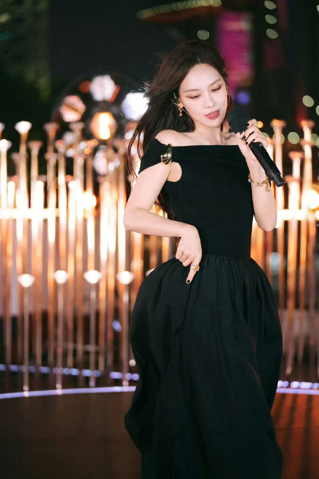 王霏霏穿小黑裙美成这样 这一身一字肩黑裙配长卷发太绝了！本身自带大气气质，加上金