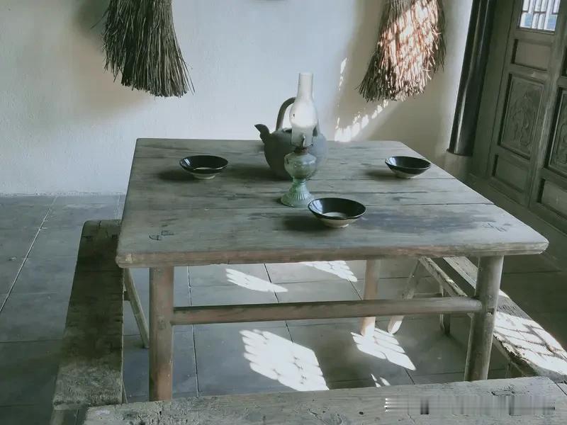 《七律》退休自嘲(续)
岁至临稀入暮秋，
霜丝覆首壮年休。
清茶聊忆平生事，
老
