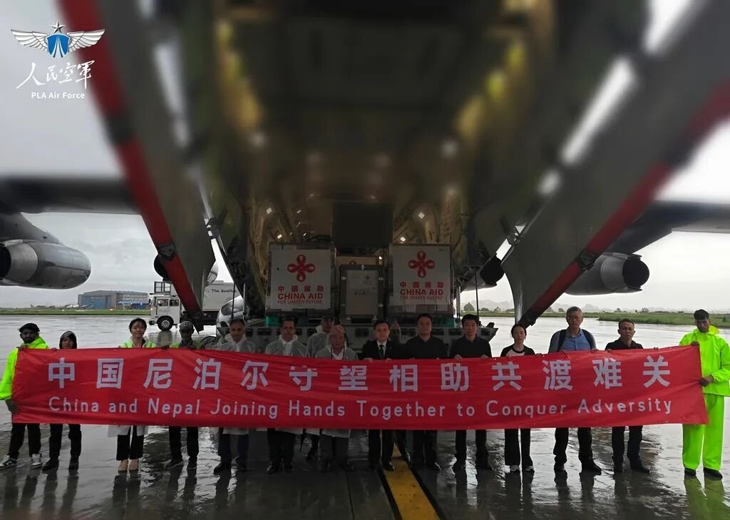 中国空军一架运-20搭载新一批援助物资抵达尼泊尔！ ​​​