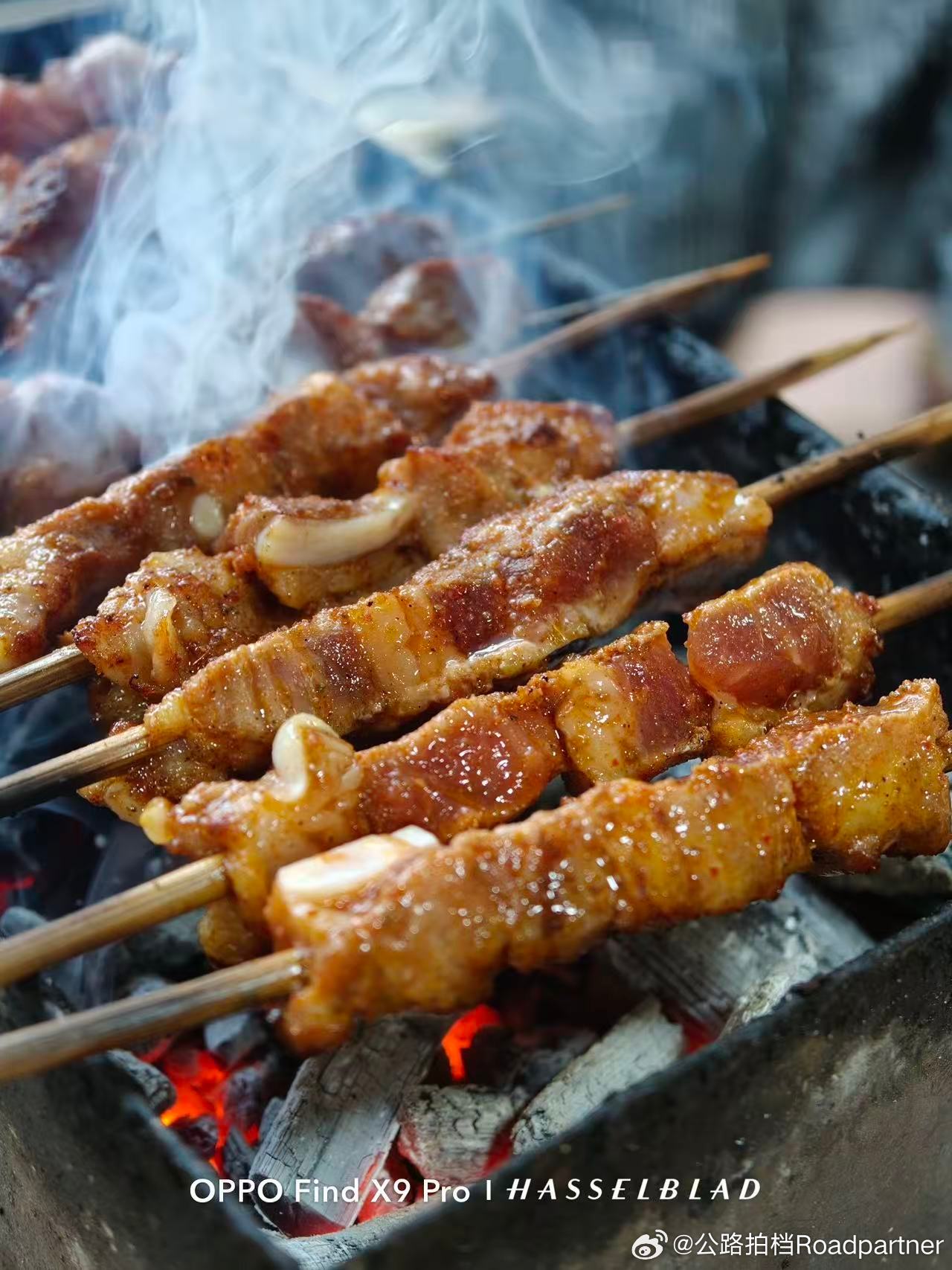 锦州小烧烤，哎呀妈呀！这小串看的，真得劲来自东北小伙伴的隔空投喂，看的我真的馋了