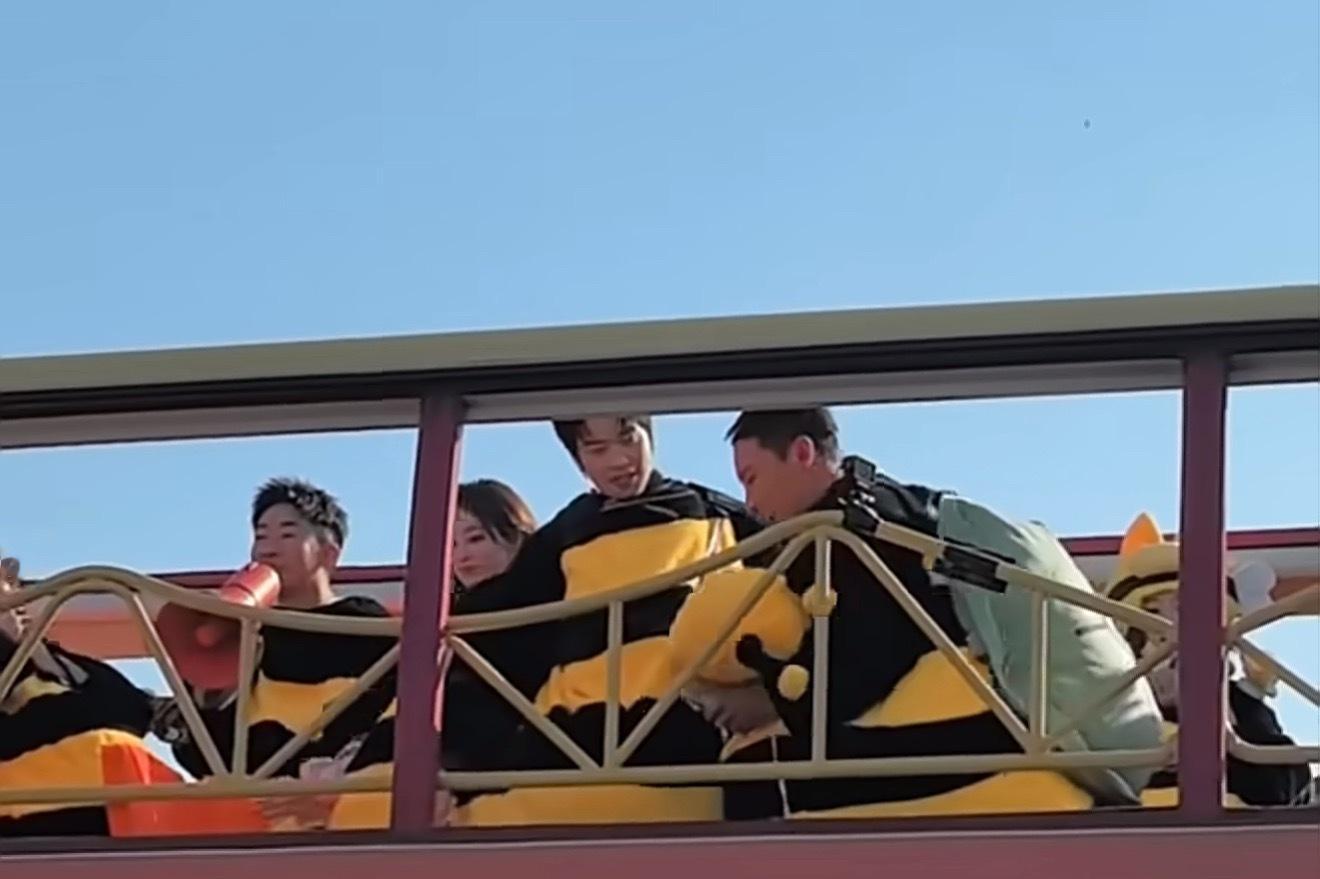 徐志胜模仿魏大勋饭撒徐志胜模仿魏大勋饭撒比心🫶，穿着小蜜蜂衣服好可爱！徐志胜学