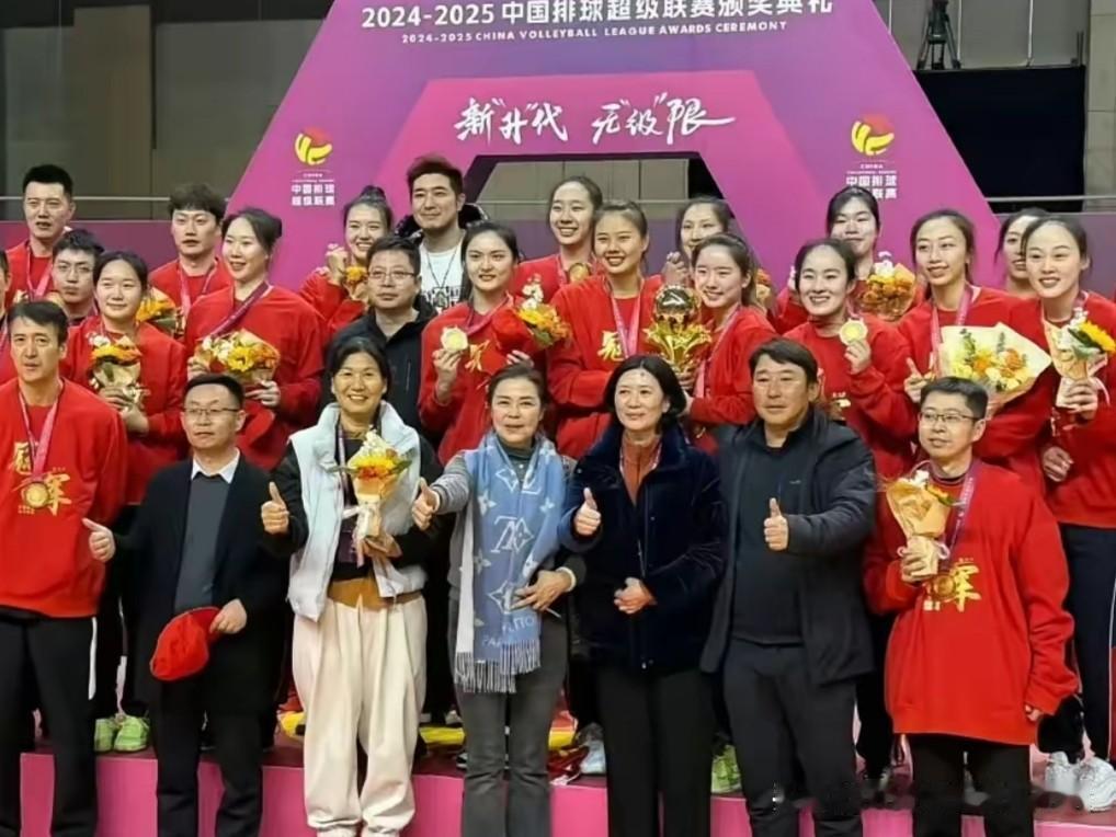 女排倪非凡的父亲倪乃星，江苏，苏州人，身高1.81米，江苏足坛名将。他为人低调，