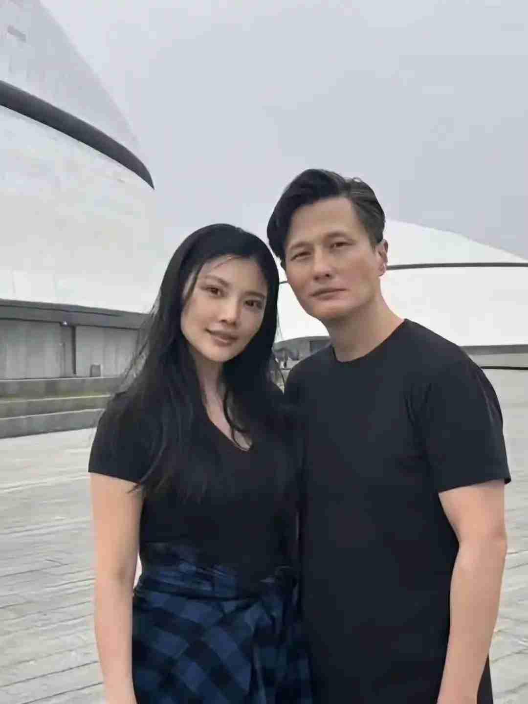 我的今日状态：😁轻松愉快
我这里的天气：🌤️多云

海内外娱闻速报｜多条热点