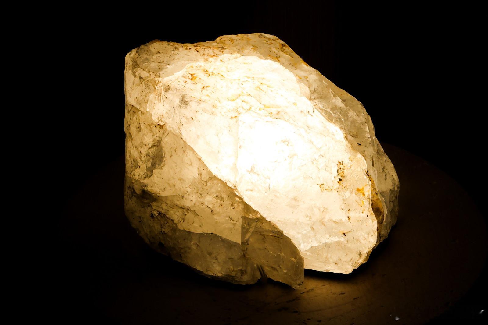 广州设计周藏了个未来家这届智家太会照顾人了 不仅仅是自动化，更是人格化的关怀。灯